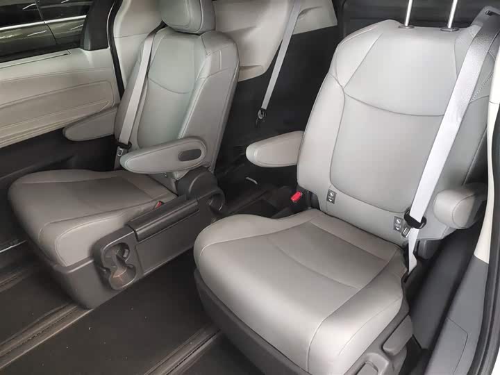 Фото 24 - Toyota Granvia