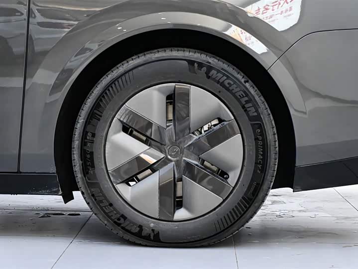 Фото 21 - LiXiang Mega