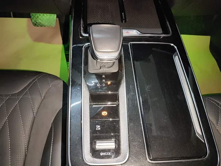 Фото 14 - Hongqi HS5