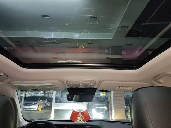 Фото 18 - Hongqi HS5