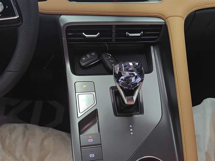 Фото 14 - Roewe RX5 Hybrid