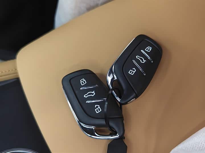 Фото 9 - Roewe RX5 Hybrid