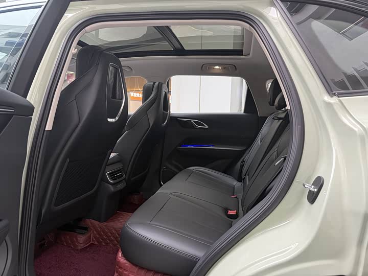 Фото 7 - Hongqi HS3 Hybrid