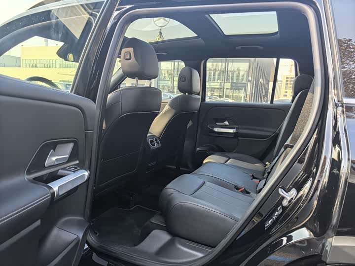 Фото 11 - Mercedes-Benz GLB-Class