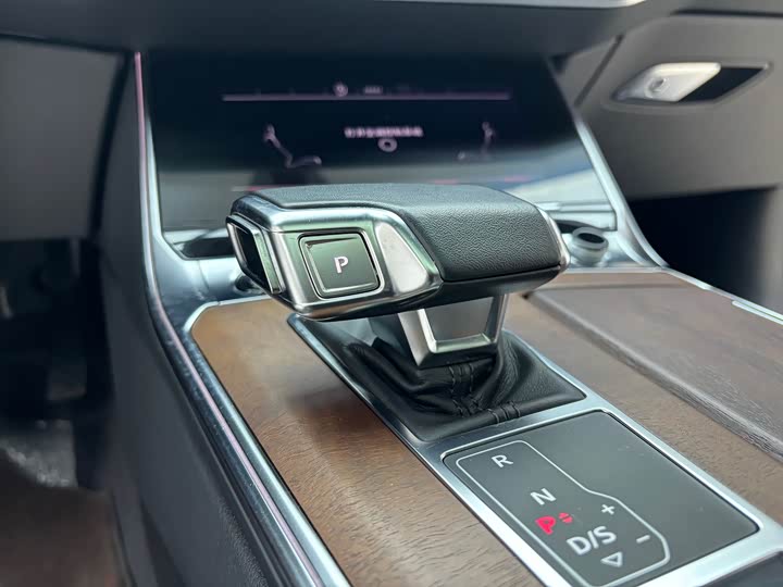 Фото 10 - Audi A6L