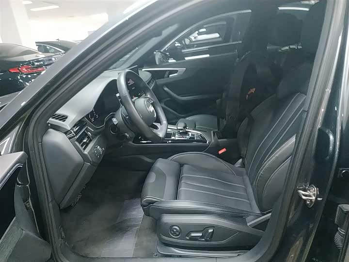 Фото 14 - Audi A4L