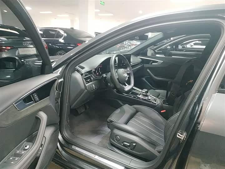 Фото 15 - Audi A4L