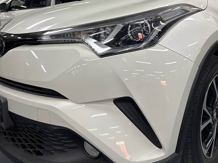 Фото 10 - Toyota C-HR