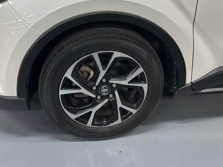 Фото 11 - Toyota C-HR