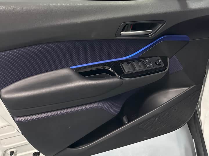 Фото 12 - Toyota C-HR