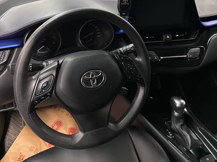 Фото 15 - Toyota C-HR