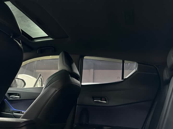 Фото 18 - Toyota C-HR