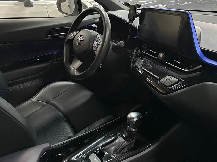 Фото 19 - Toyota C-HR