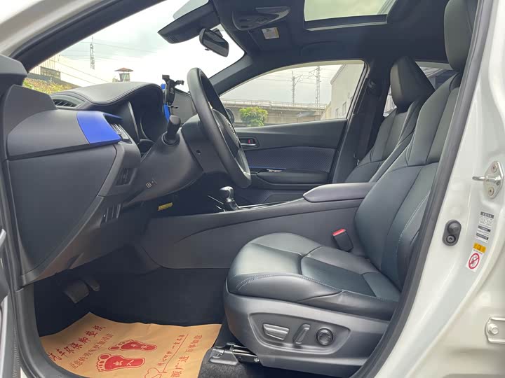 Фото 4 - Toyota C-HR