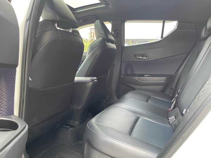 Фото 6 - Toyota C-HR