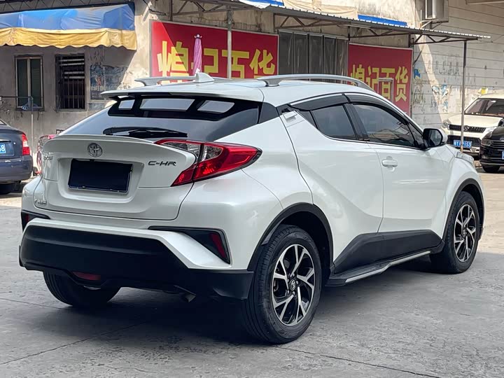 Фото 9 - Toyota C-HR