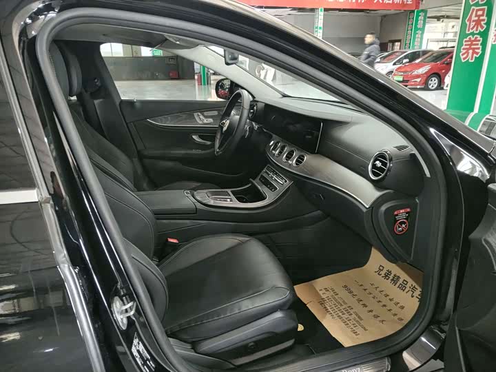 Фото 10 - Mercedes-Benz E-Class