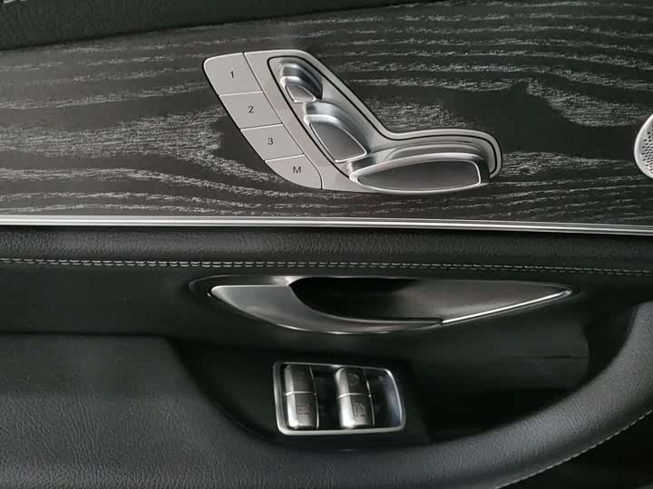 Фото 11 - Mercedes-Benz E-Class