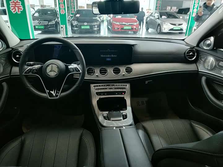 Фото 4 - Mercedes-Benz E-Class