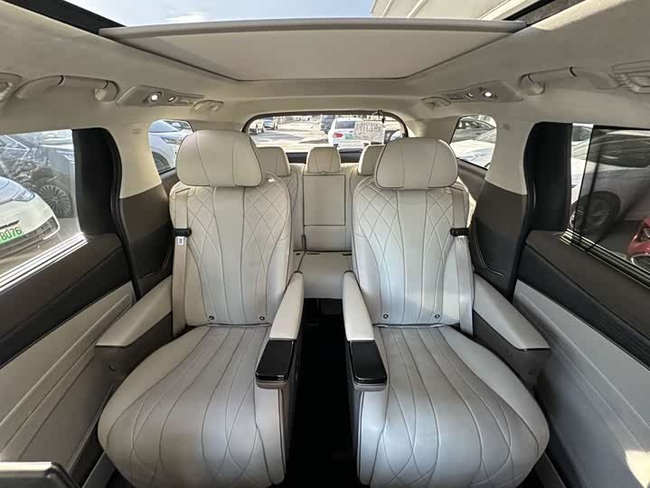 Фото 21 - Denza D9