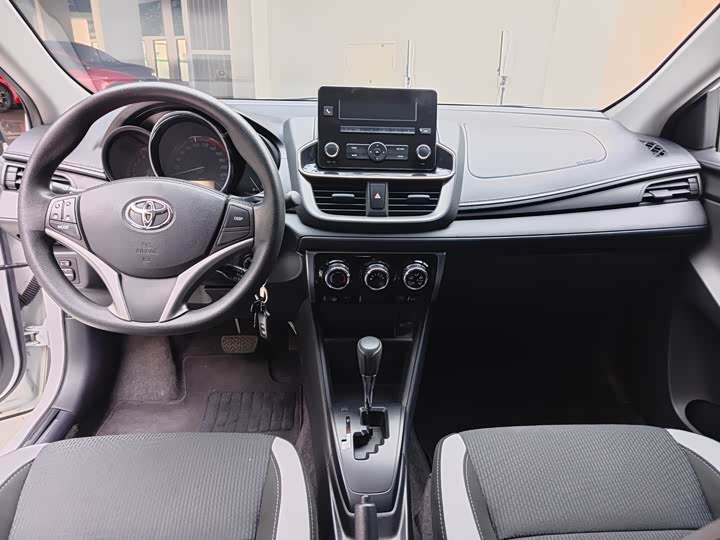 Фото 10 - Toyota Yaris L Hatchback