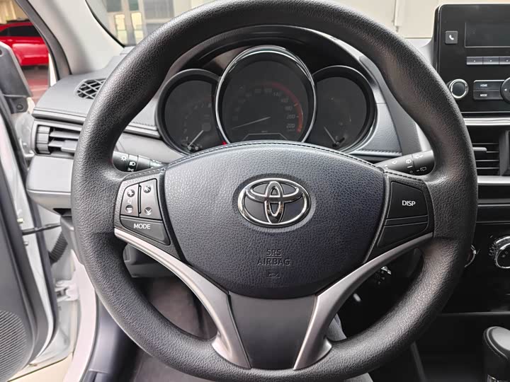 Фото 11 - Toyota Yaris L Hatchback