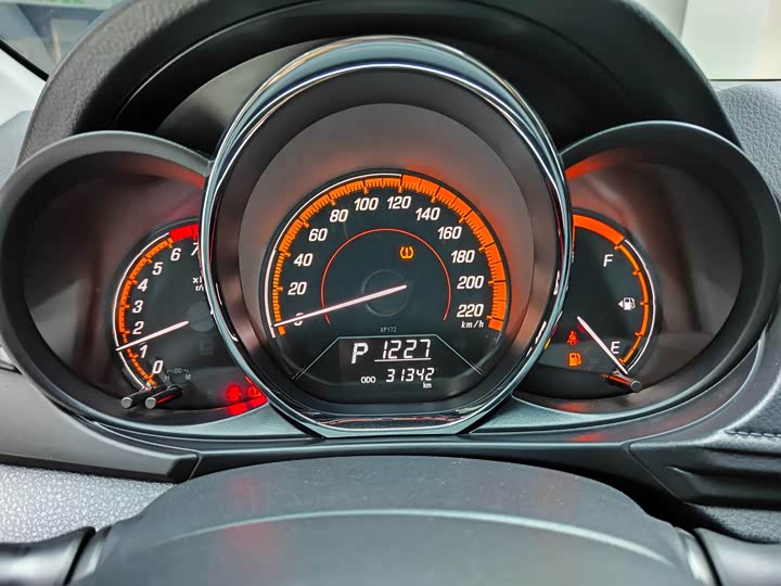 Фото 12 - Toyota Yaris L Hatchback