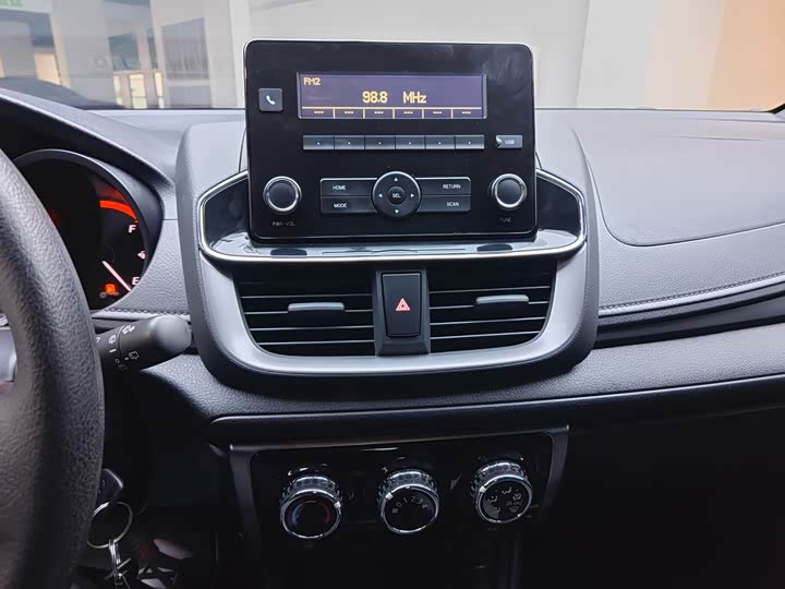 Фото 13 - Toyota Yaris L Hatchback