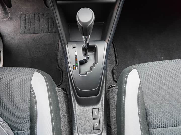 Фото 14 - Toyota Yaris L Hatchback