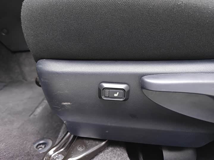 Фото 15 - Toyota Yaris L Hatchback