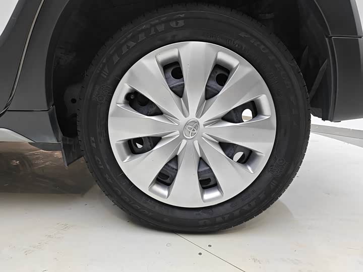 Фото 16 - Toyota Yaris L Hatchback