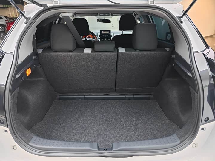 Фото 17 - Toyota Yaris L Hatchback