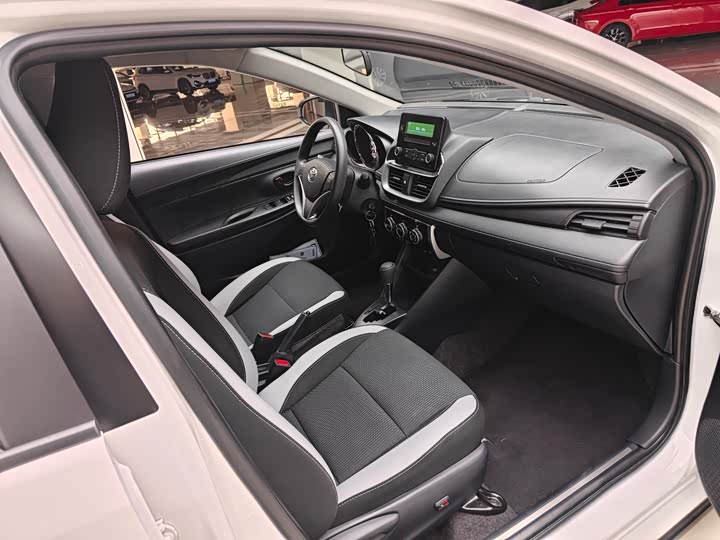 Фото 18 - Toyota Yaris L Hatchback