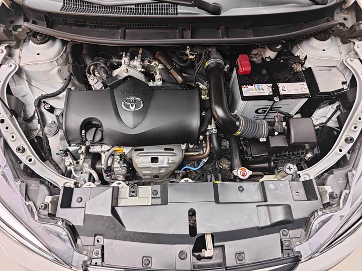 Фото 19 - Toyota Yaris L Hatchback