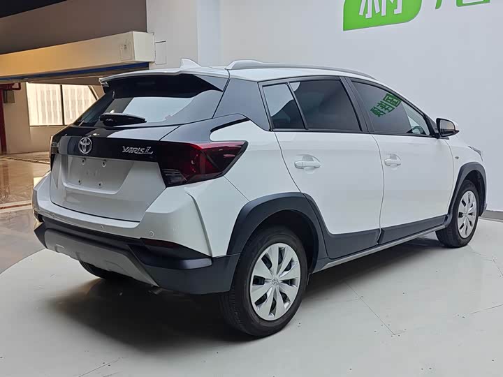 Фото 5 - Toyota Yaris L Hatchback