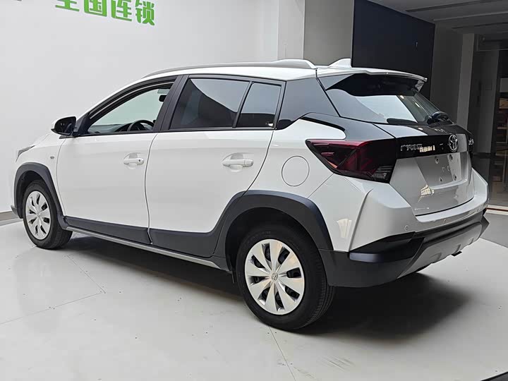 Фото 6 - Toyota Yaris L Hatchback