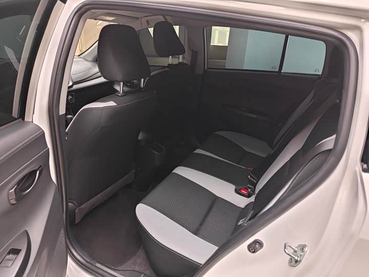 Фото 9 - Toyota Yaris L Hatchback