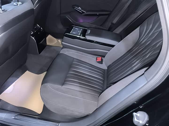 Фото 14 - Hongqi H9