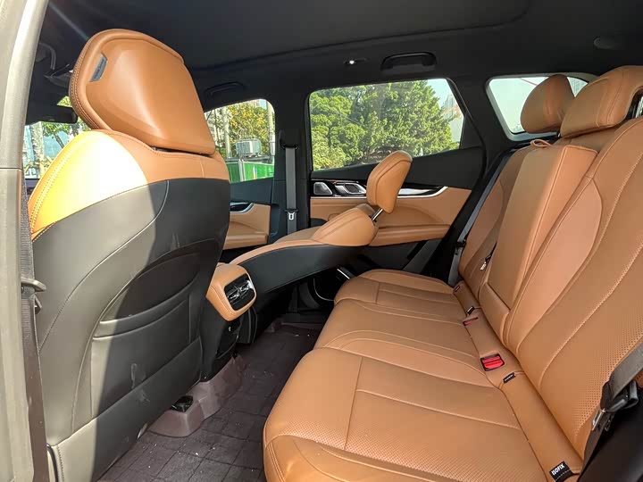 Фото 11 - Geely Atlas L