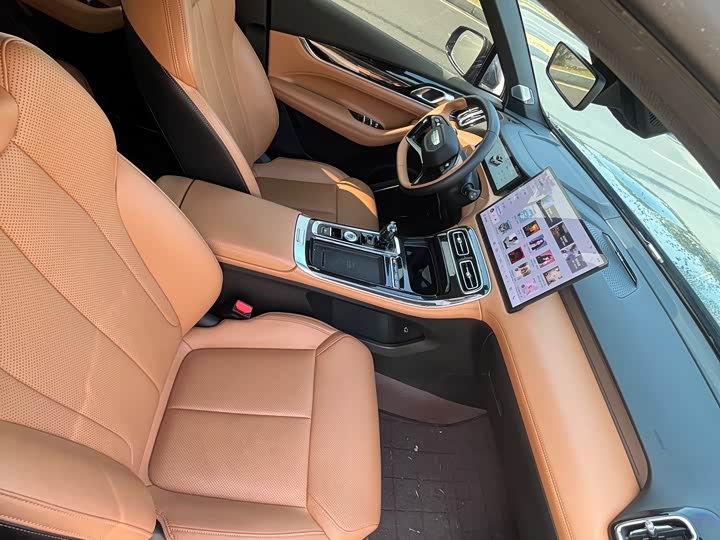 Фото 17 - Geely Atlas L