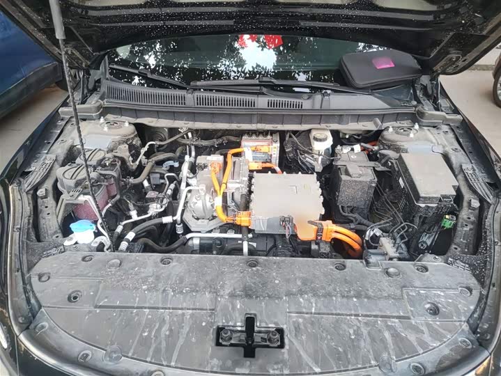 Фото 11 - Hongqi E-QM5