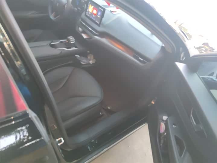 Фото 20 - Hongqi E-QM5