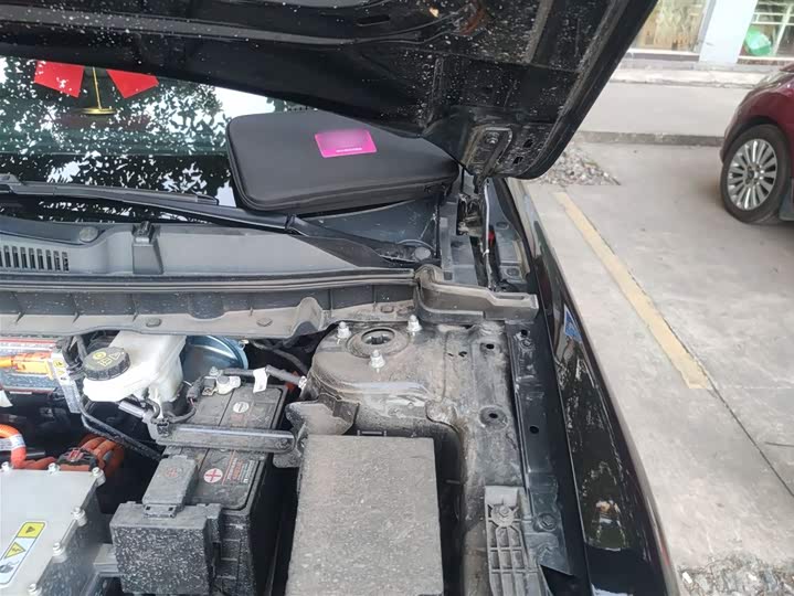 Фото 22 - Hongqi E-QM5