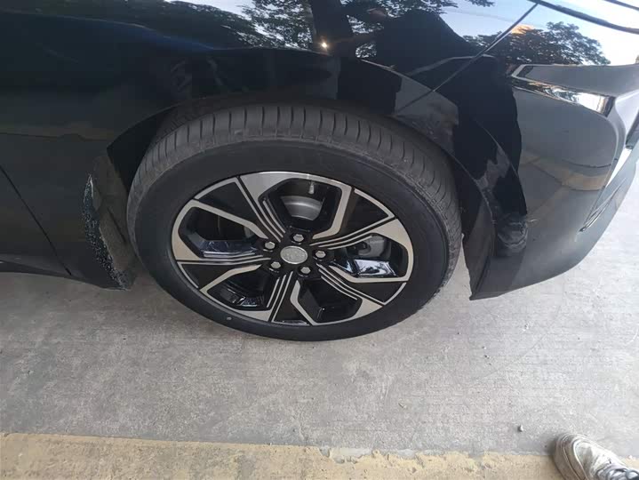 Фото 31 - Hongqi E-QM5