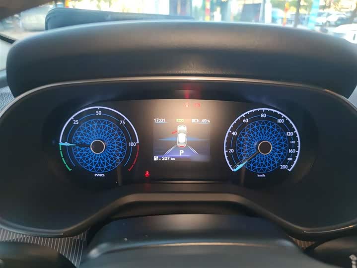 Фото 4 - Hongqi E-QM5