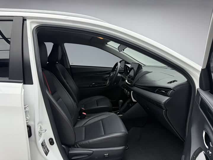 Фото 11 - Toyota Yaris L Hatchback