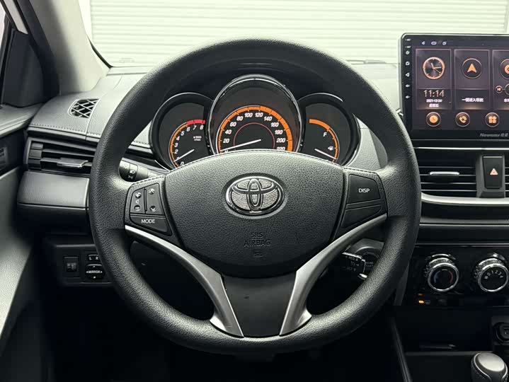 Фото 12 - Toyota Yaris L Hatchback