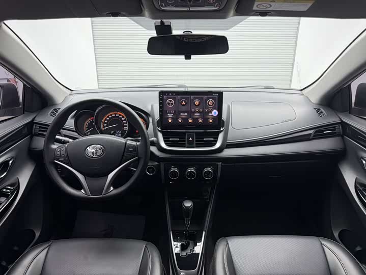 Фото 14 - Toyota Yaris L Hatchback