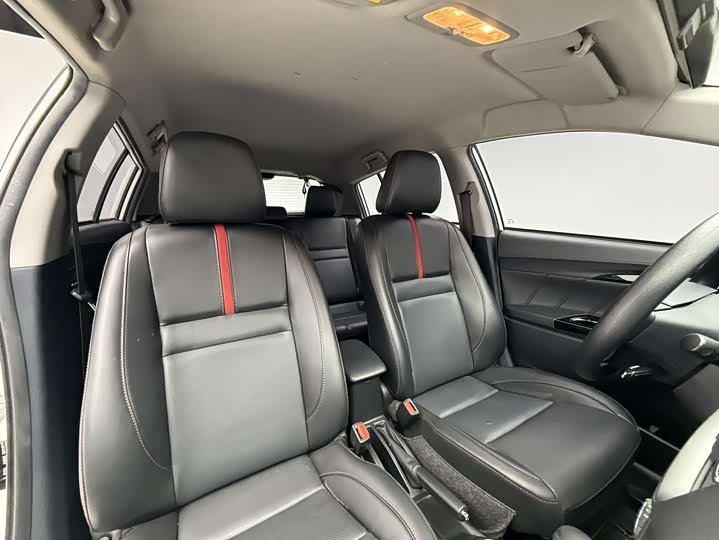 Фото 15 - Toyota Yaris L Hatchback