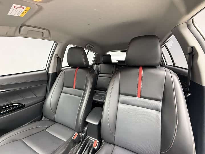 Фото 16 - Toyota Yaris L Hatchback